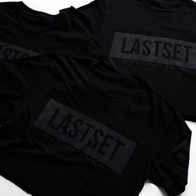 Aktuális férfi póló három színben felirattal