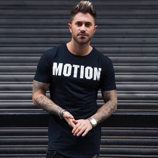 Férfi aktuális póló két színben felirattal