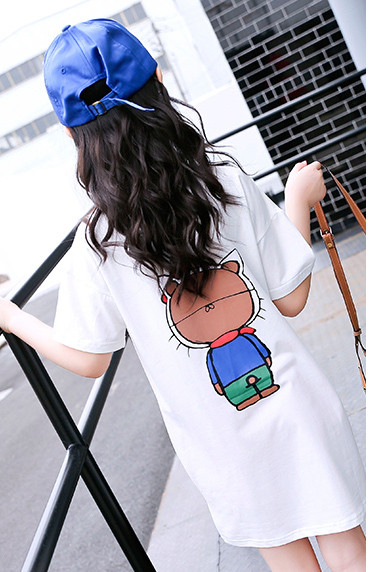 Gyermektunika két színben, különböző felhasználási módokkal