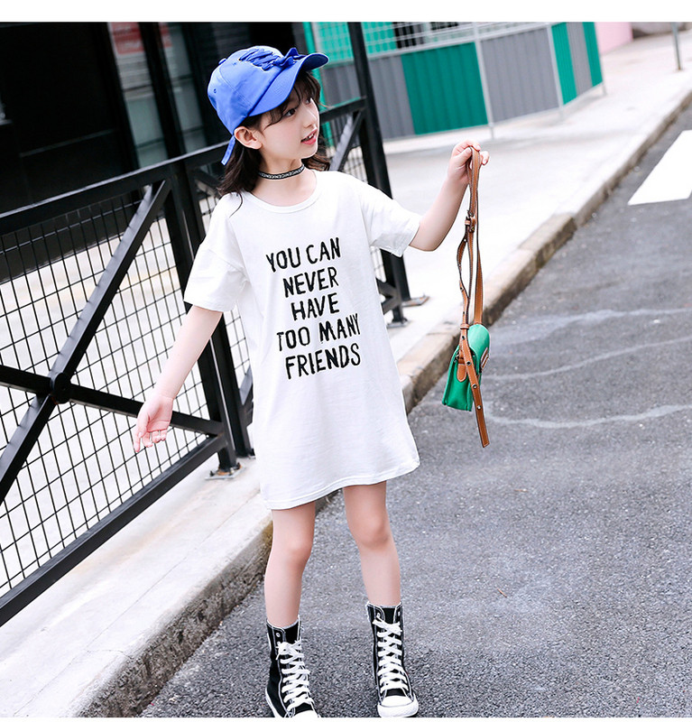 Gyermektunika két színben, különböző felhasználási módokkal