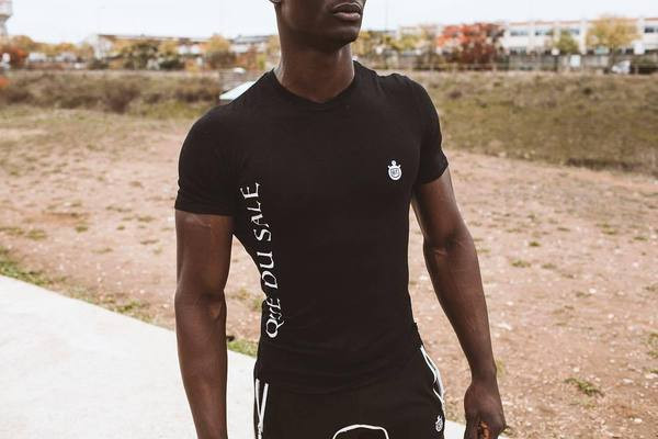 Tricou modern alb-negru cu inscripție