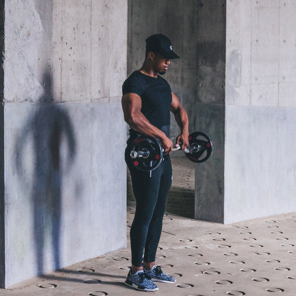 Aktuális férfi póló fekete-fehér színben