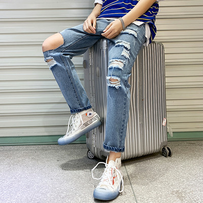 Modern férfi farmer szakadt motívumokkal, kék színben többféle modellel