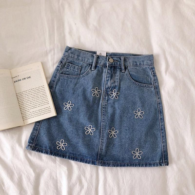 Κομψή γυναικεία φούστα denim με μπλε κέντημα