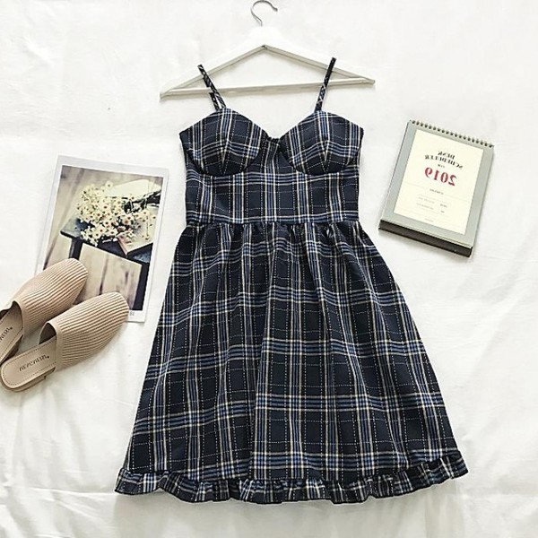 Modern női ruha vékony pántokkal, három színben