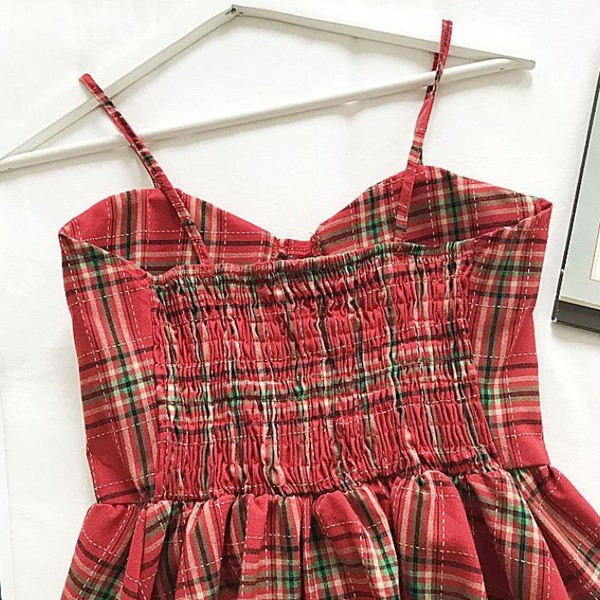 Modern női ruha vékony pántokkal, három színben