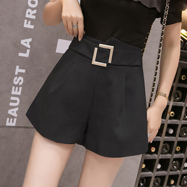 Elegáns női rövidnadrág övvel, három színben