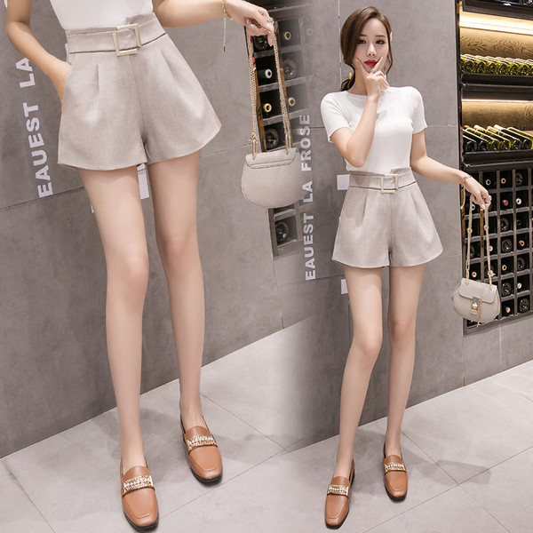 Elegáns női rövidnadrág övvel, három színben