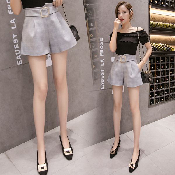 Elegáns női rövidnadrág övvel, három színben