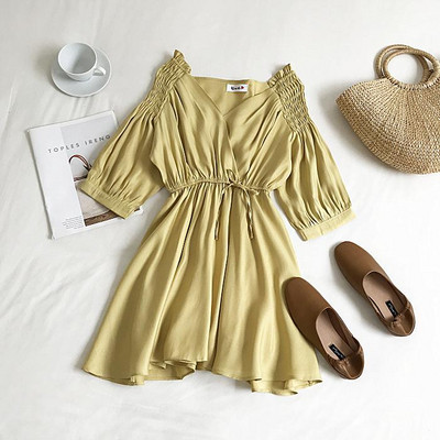 Stílusos női ruha három színben nyakkendővel és V-nyakkal