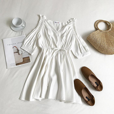 Stílusos női ruha három színben nyakkendővel és V-nyakkal