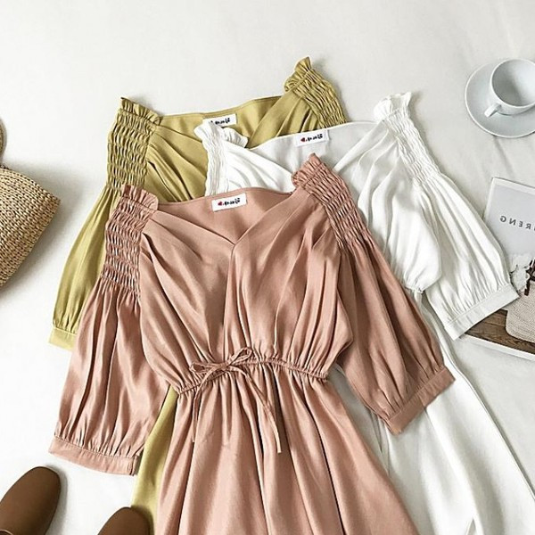 Stílusos női ruha három színben nyakkendővel és V-nyakkal