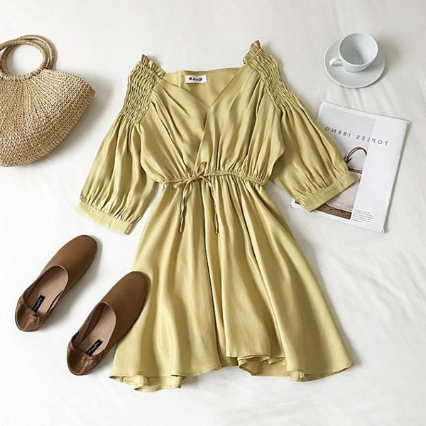 Stílusos női ruha három színben nyakkendővel és V-nyakkal