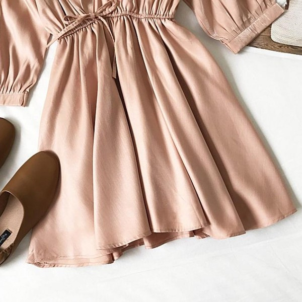 Stílusos női ruha három színben nyakkendővel és V-nyakkal