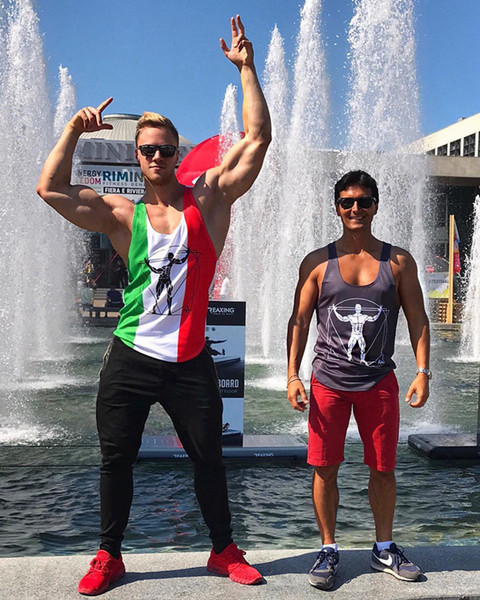 Καθημερινή ανδρική αμάνικι μπλούζα σε διάφορα χρώματα με εφαρμογές