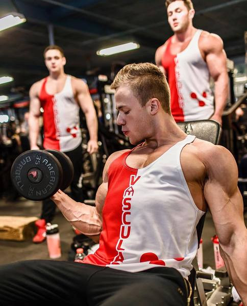 Καθημερινή ανδρική αμάνικι μπλούζα σε διάφορα χρώματα με εφαρμογές