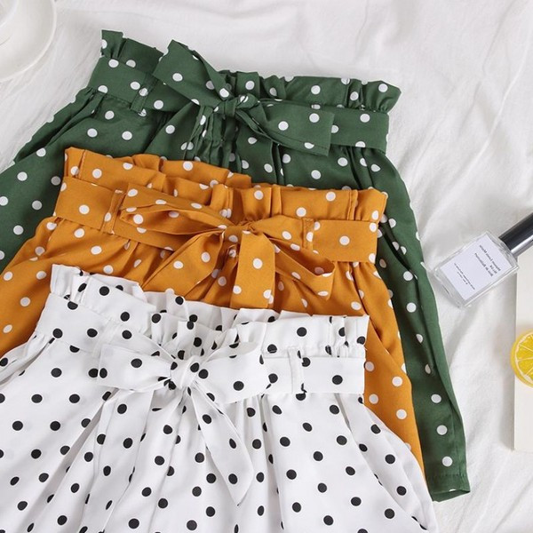 Divatos női rövidnadrág több színben pöttyökben