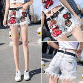 Modern női rövid farmer világos színű elem-emblémával