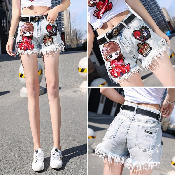 Modern női rövid farmer világos színű elem-emblémával