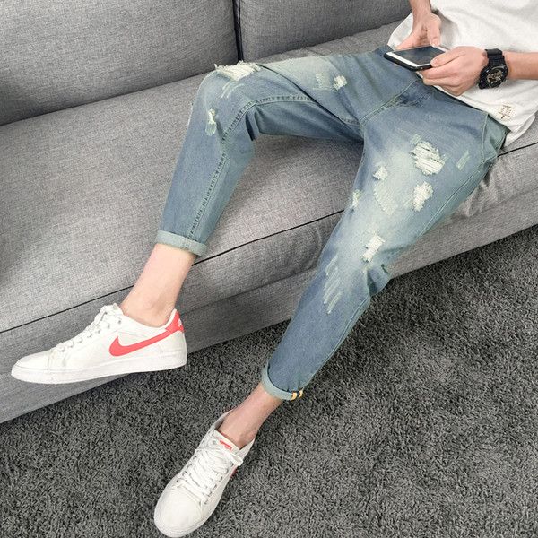 Modern férfi farmer, szakadt motívumokkal