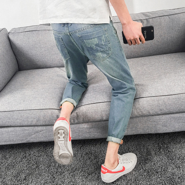 Modern férfi farmer, szakadt motívumokkal