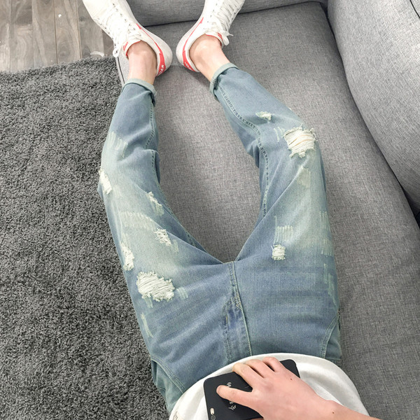 Modern férfi farmer, szakadt motívumokkal