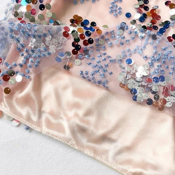 Stílusos női felső, színes flitterekkel és vékony pántokkal