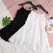 Modern női ruha fehér és fekete színben, vékony pántokkal