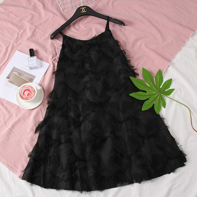 Modern női ruha fehér és fekete színben, vékony pántokkal