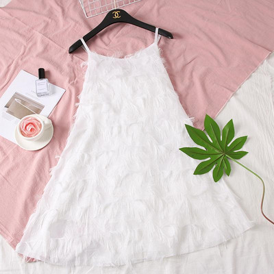 Modern női ruha fehér és fekete színben, vékony pántokkal