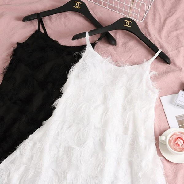 Modern női ruha fehér és fekete színben, vékony pántokkal