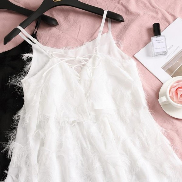 Modern női ruha fehér és fekete színben, vékony pántokkal