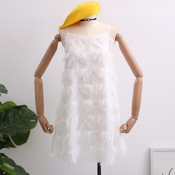 Modern női ruha fehér és fekete színben, vékony pántokkal