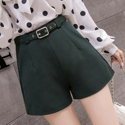Női rövidnadrág övvel, különböző színekben
