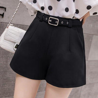 Női rövidnadrág övvel, különböző színekben