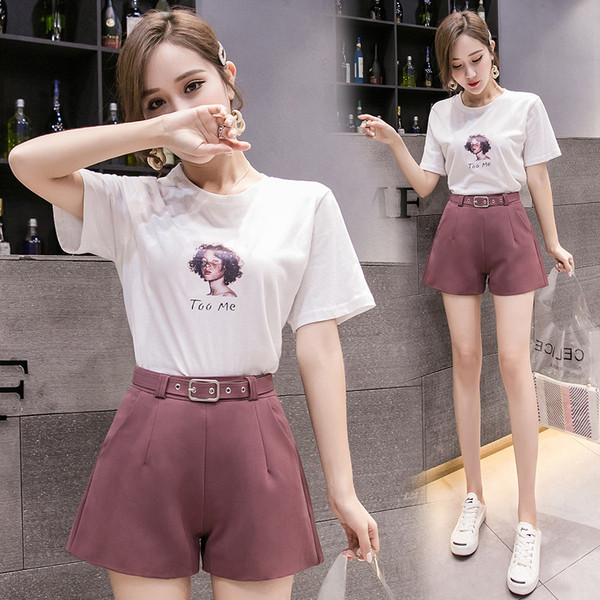 Női rövidnadrág övvel, különböző színekben