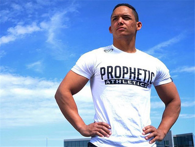 Sport-alkalmi férfi póló fehér és piros színben, felirattal