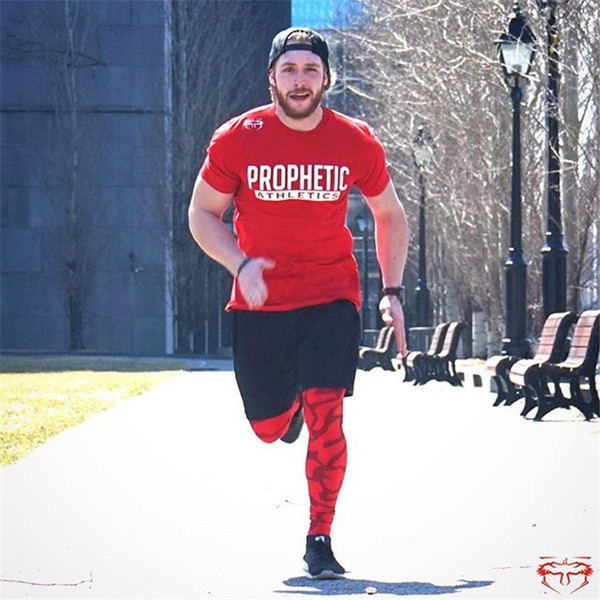 Sport-alkalmi férfi póló fehér és piros színben, felirattal