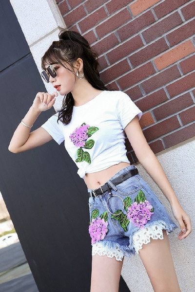 Modern női rövid farmer csipkével és 3D virág elemekkel