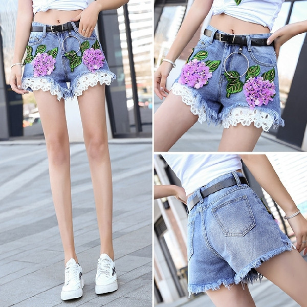 Modern női rövid farmer csipkével és 3D virág elemekkel