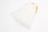 Modern, fehér tüll gyerekruha