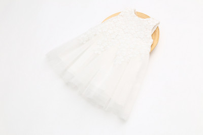 Modern, fehér tüll gyerekruha