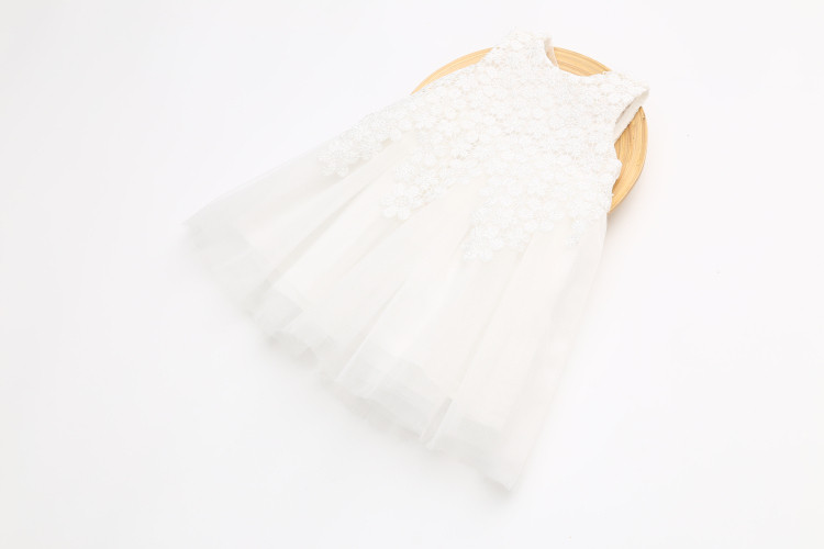 Modern, fehér tüll gyerekruha