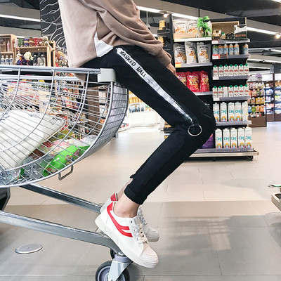 Modern férfi farmer, fekete színben, szakadt elemekkel