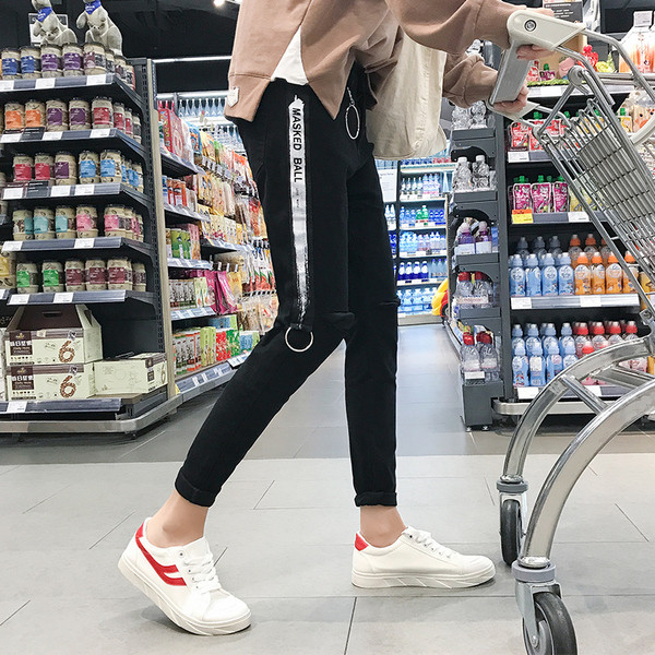 Modern férfi farmer, fekete színben, szakadt elemekkel