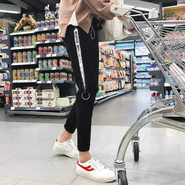 Modern férfi farmer, fekete színben, szakadt elemekkel