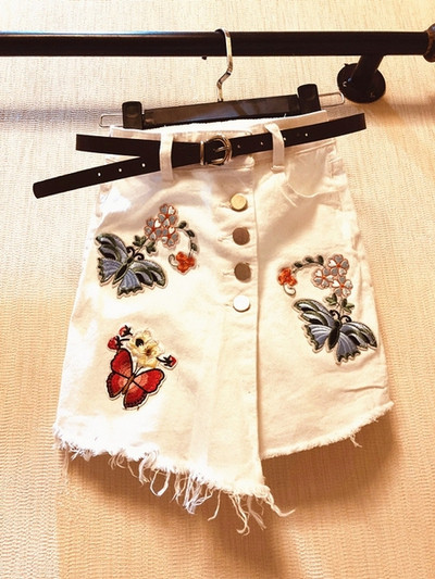Női rövid szoknya-nadrág fehér és fekete színben, színes hímzéssel