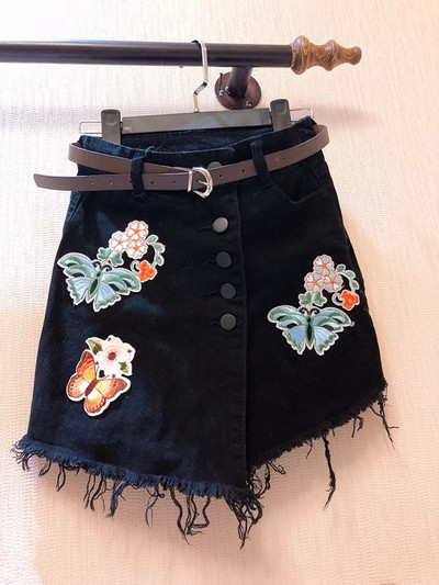 Női rövid szoknya-nadrág fehér és fekete színben, színes hímzéssel