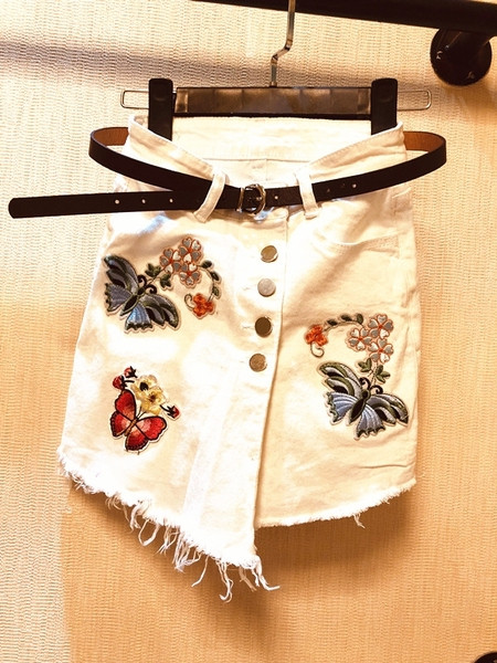 Női rövid szoknya-nadrág fehér és fekete színben, színes hímzéssel