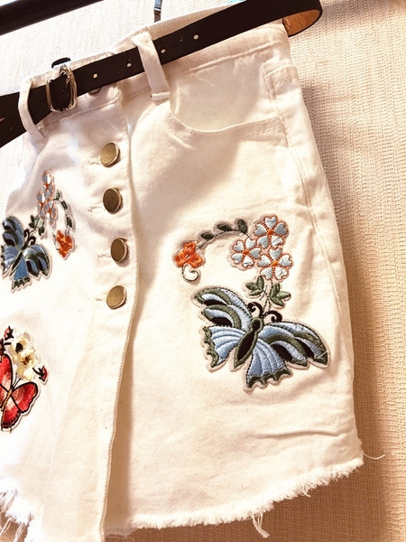 Női rövid szoknya-nadrág fehér és fekete színben, színes hímzéssel